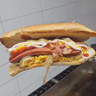 Hot dog aperto con ingredienti a scelta 