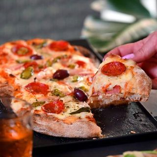 Pinsa pikantna Inspektorica i Coca-Cola 0,33 l