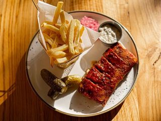 РЕБРА БАРБЕКЮ З КАРТОПЛЕЮ ФРІ (0,550g)