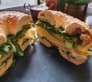 Avocado & omelette bagel