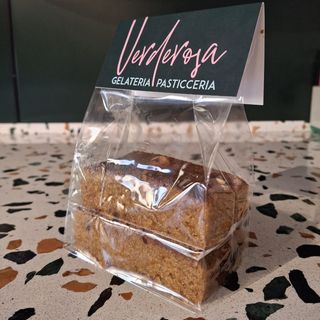 Torta di carote e nocciole