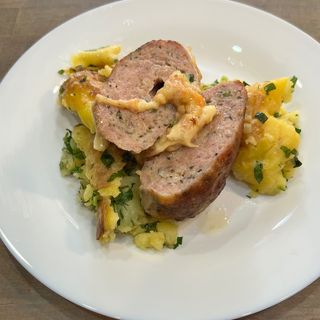 Руладина от кайма пълнена с кашкавал и гарнитура мачкани картофи