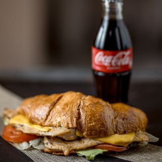 Сэндвич-круассан с курицей 