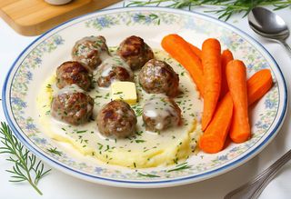 Pulpety w sosie koperkowym z dodatkami do wyboru