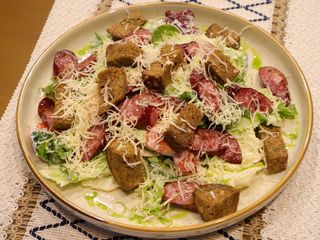 Цезарь с охотничьими колбасками