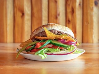 Burger Meksykański w zestawie (z frytkami belgijskimi i sałatką vinaigrette)