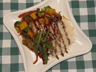 Запечене куряче стегно з овочами та соусом унагі (390g)