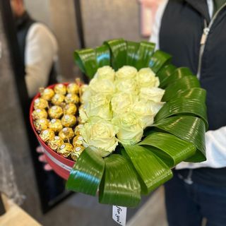 CUTIE INIMA 11 TRANDAFIRI ALBI SI FERRERO ROCHER