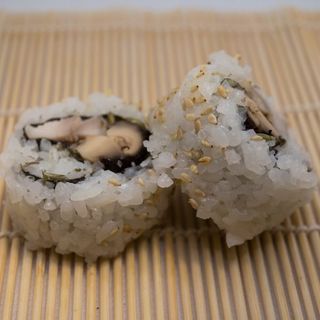 Uramaki 06 Pollo Shiitake Pipas Mayo kimchi y y Sésamo