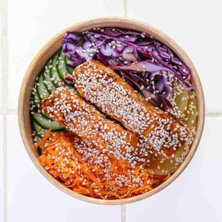 მოხარშული ორაგულის პოკე ცხარე სოუსით