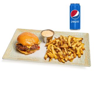 Cheeseburger cu cartofi prajiti si sos calipso