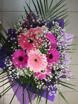 Букет от 7 гербера с богата зеленина и луксозна опаковка (1бр)