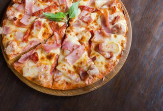 Pizza de jamón y bacon