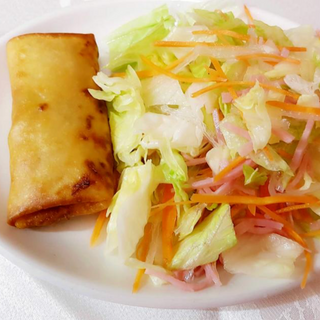 11. Ensalada China Con Rollo Primavera