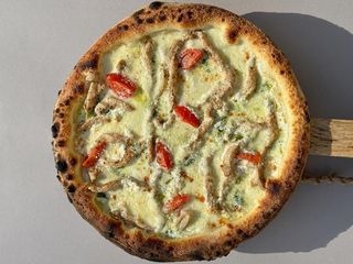 ПІЦА ВЕРШКОВА КУРКА З СОУСОМ ПЕСТО (600g)