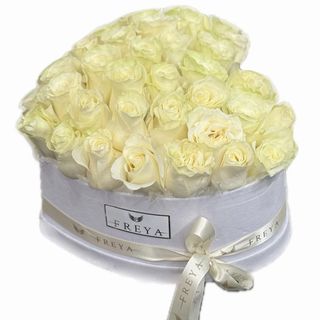 Cutie mare inima alba cu 35 trandafiri White mondial