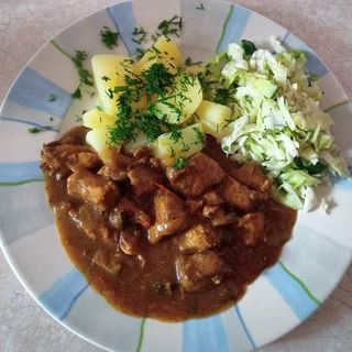 Gulasz wieprzowy z papryką i warzywami