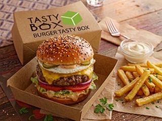 Meniu Cheeseburger cu ou servit cu cartofi prajiti si sos de maioneza