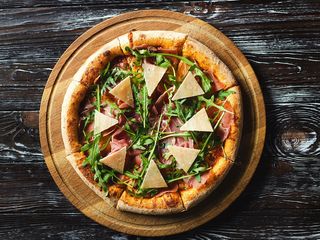 Піца з прошуто та руколою