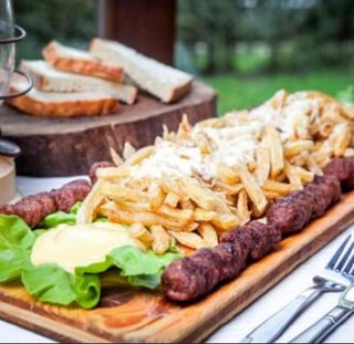 Mici la metru cu cartofi prajiti