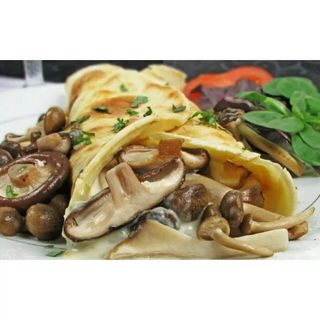  Млинці з грибами та куркою, вершками і Сиром (220г)