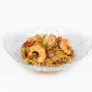 Yakisoba de langostinos y pluma ibérica