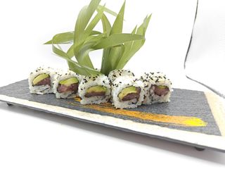 67 Uramaki tuna