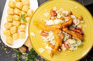 Салата Цезар с хрупкаво пилe (400г)