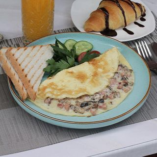 Омлет с грибами и ветчиной