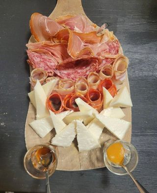 Tagliere di salumi e formaggi di Ginestra Fiorentina