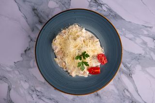 Паста фетучини с курицей и грибами в сливочном соусе