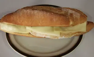 Bocadillo De Pechuga De Pollo Con Queso