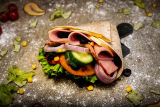 Тортила с шунка, бекон и кашкавал (350г)