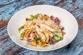 Salata cu pui la gratar si dressing de iaurt