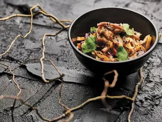 Салат овочевий з теріякі куркою та хрусткою  локшиною (180г)