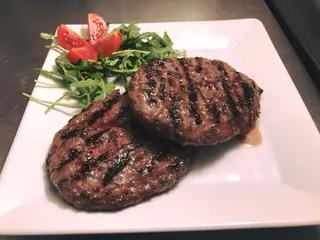 Doppio hamburger di Scottona al piatto