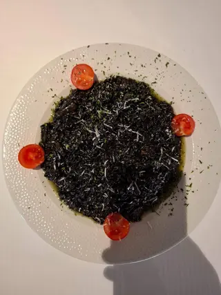 Crni rižoto od sipe + gratis piće