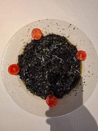 Crni risotto od sipe + gratis piće