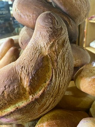 Pane di semola di Altamura con porchetta rape stracciatella aff