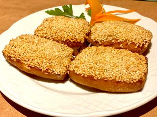 Montaditos de langostinos con sésamo