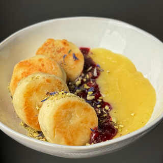 Сирники з вишнею та кремом Патісьєр