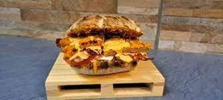 P3. Hamburger, formaggio, insalata, pomodoro, pancetta, ketchup