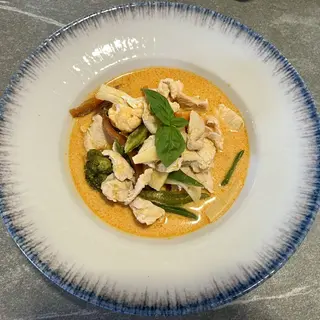 CURRY ROJO DE POLLO ACOMPAÑADO CON ARROZ JAZMÍN