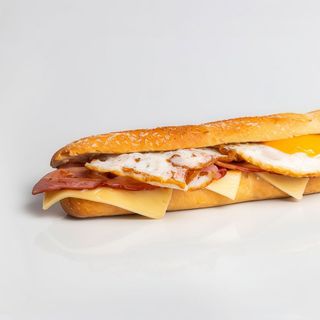 Baguette de pollo, huevo y queso