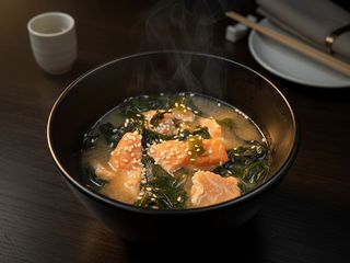 Zupa miso z łososiem (300g)