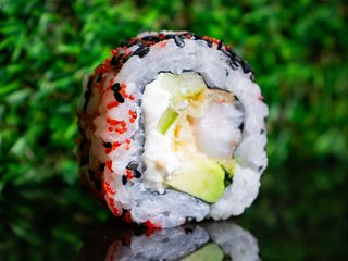 Uramaki z krewetkami w tempurze 8 szt.