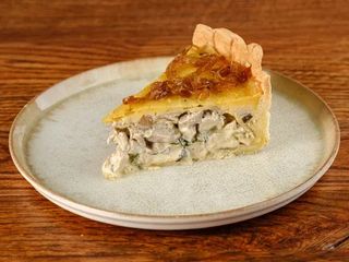 Кіш з білими грибами, лисичками, гливами та куркою (250g)
