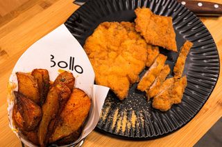 Snitzel de pui cu cartofi prajiti