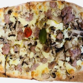 Pinsa boscaiola mozzarella, funghi e salsiccia