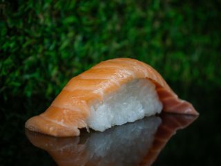 Nigiri z łososiem